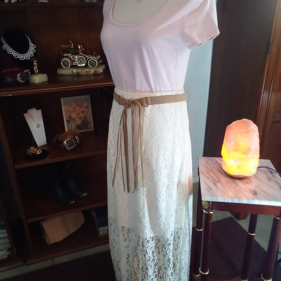 Unknown Dresses & Skirts - White, lined, Lace Skirt, w/belt. Sz L
